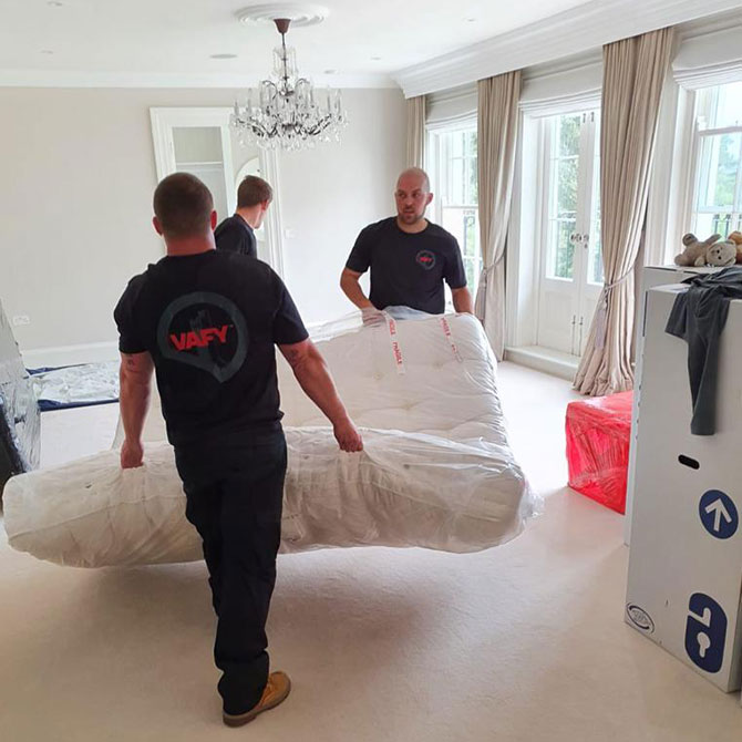 3 men moving a bed foam